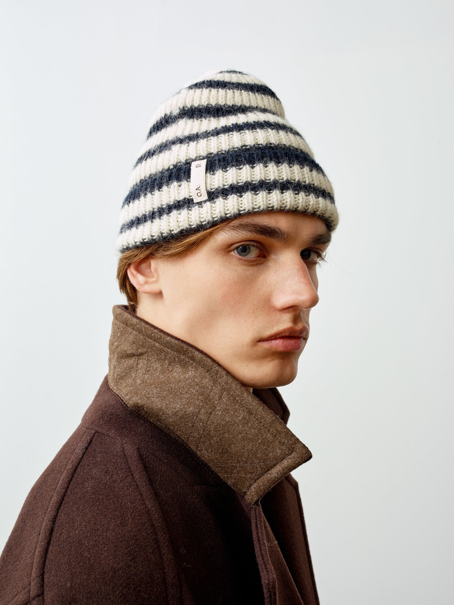 O.A.D. Ribbed Beanie, White med Navy Stripes