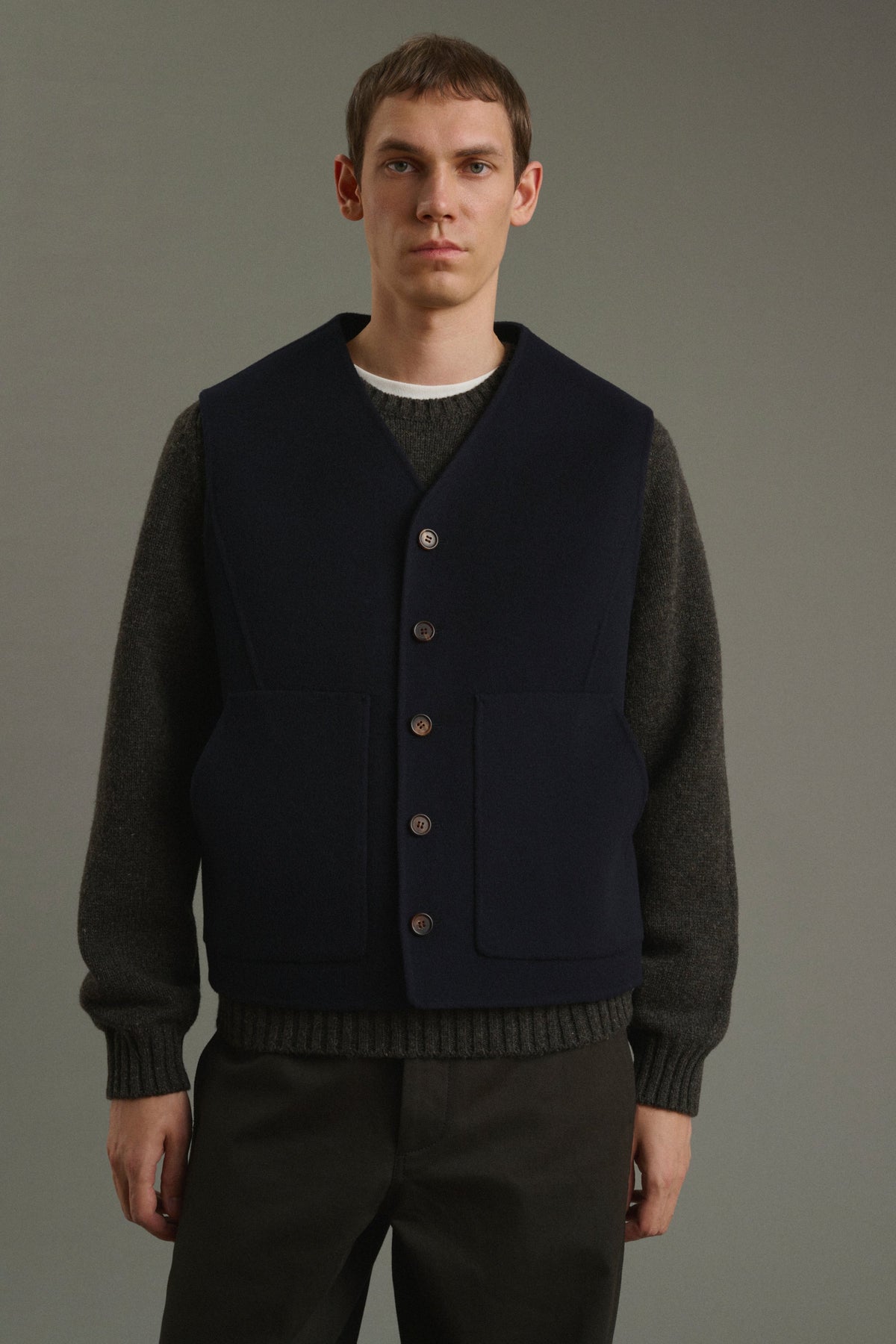 Soeur Frère Romain vest deep navy i dobbeltvævet uld på model