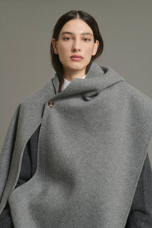 Lisette Cape, Light grey