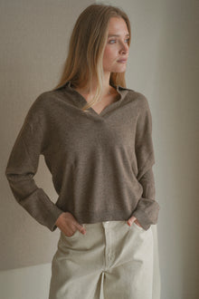 Womens Oversized Collar V-Neck, Truffle