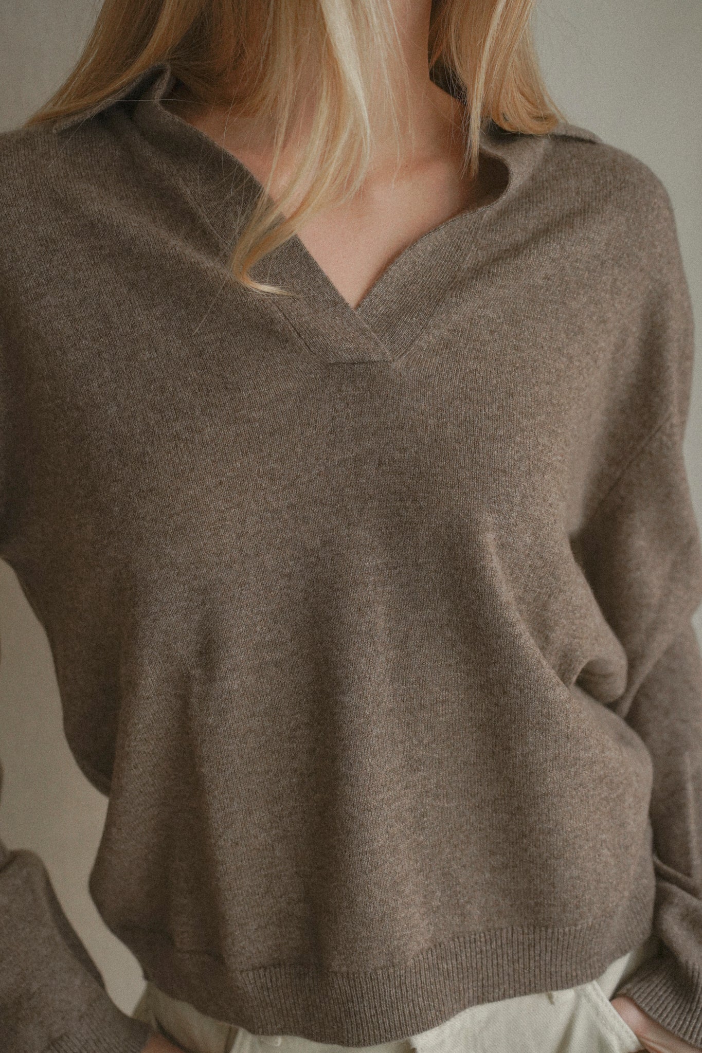 Womens Oversized Collar V-Neck, Truffle