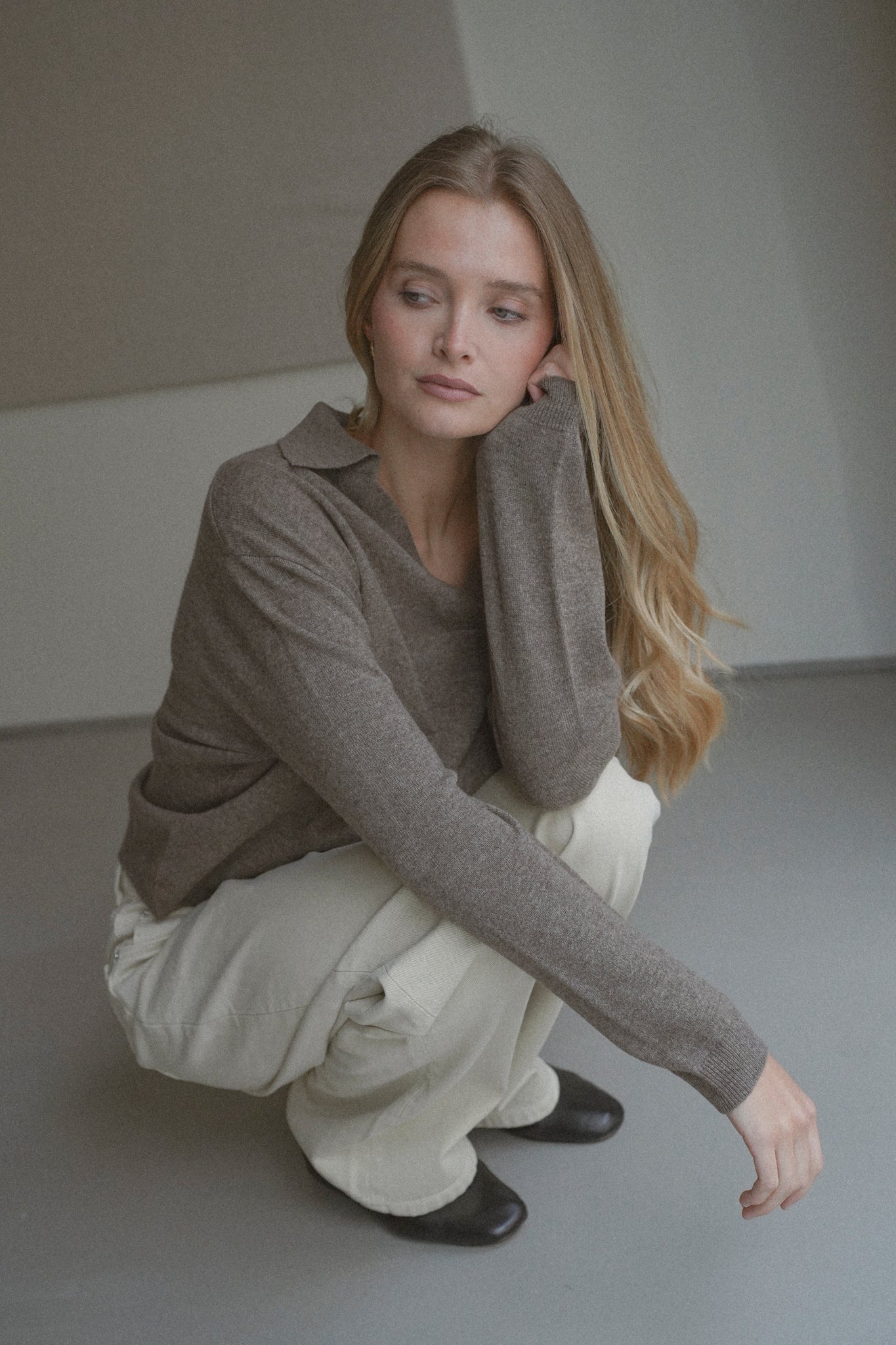 Womens Oversized Collar V-Neck, Truffle