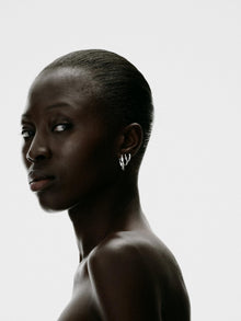 Christina hoop sølv – på model