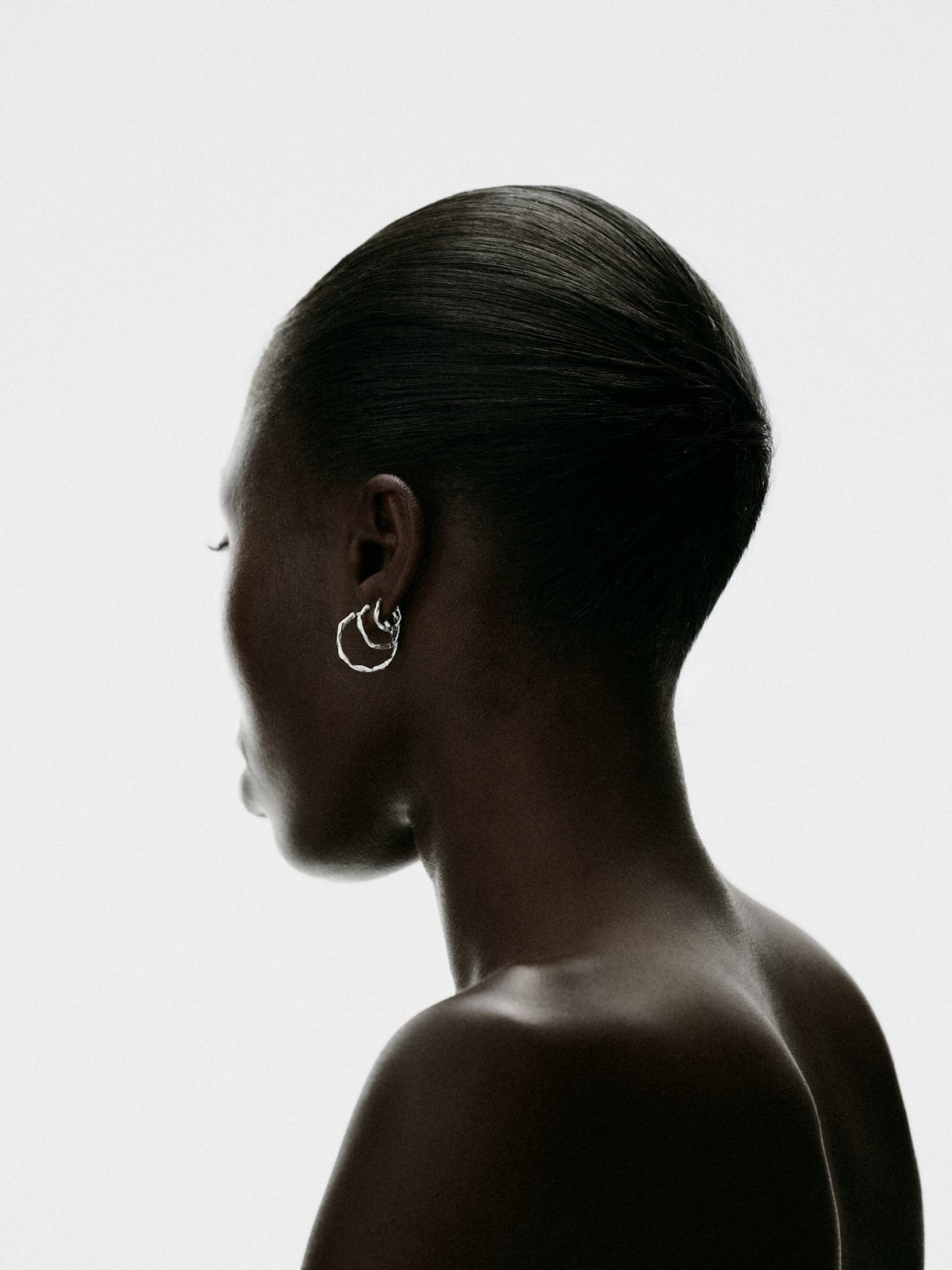 Annette hoop sølv – på model