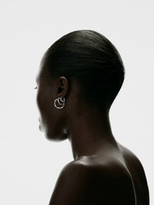Annette hoop sølv – på model