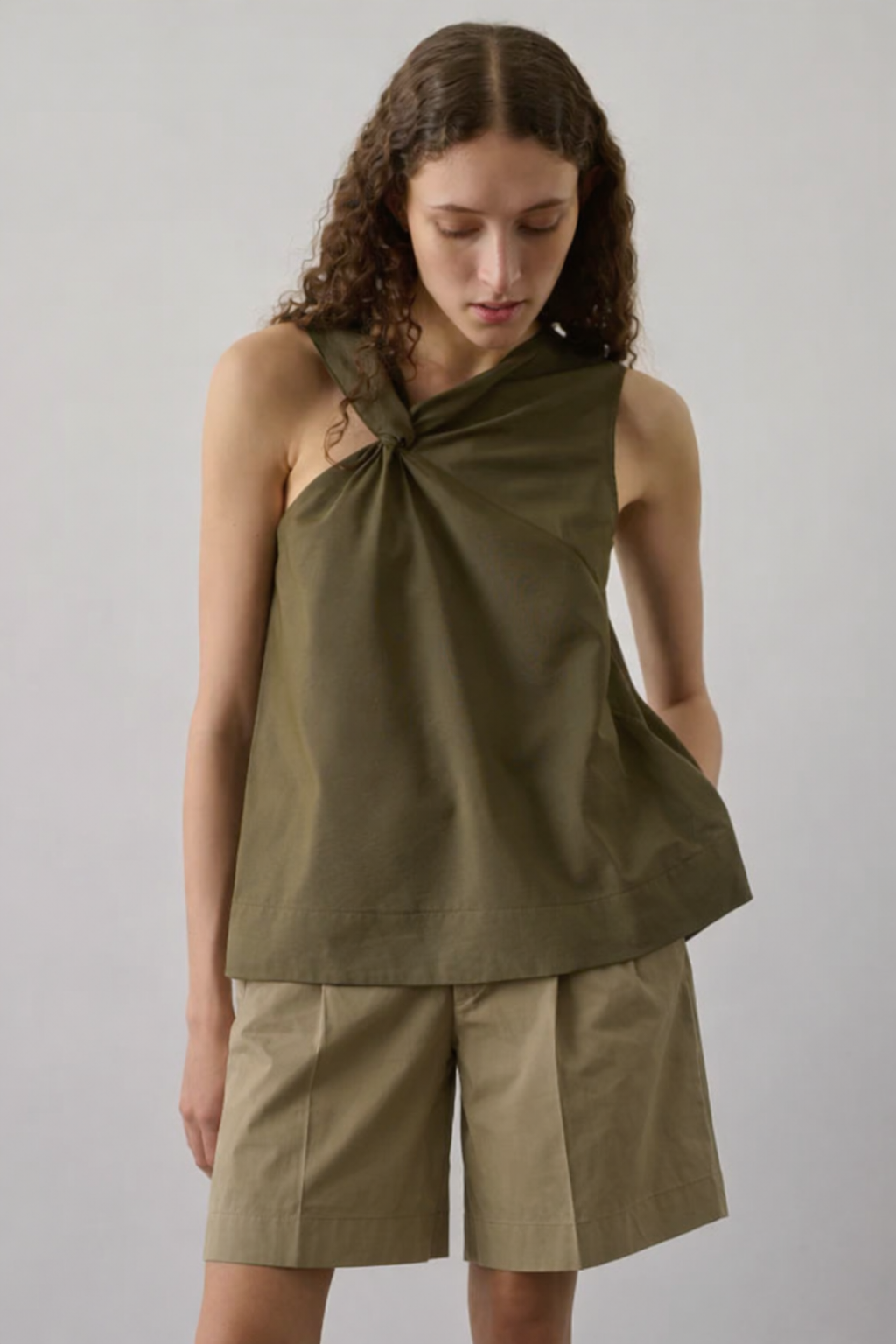 Enora Top, Kaki