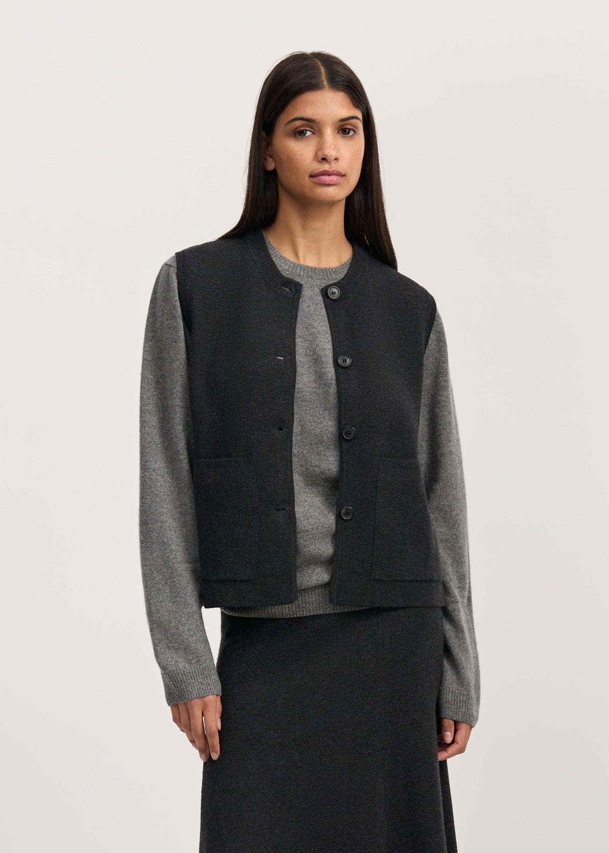 Elva vest i Antracite – set fra siden