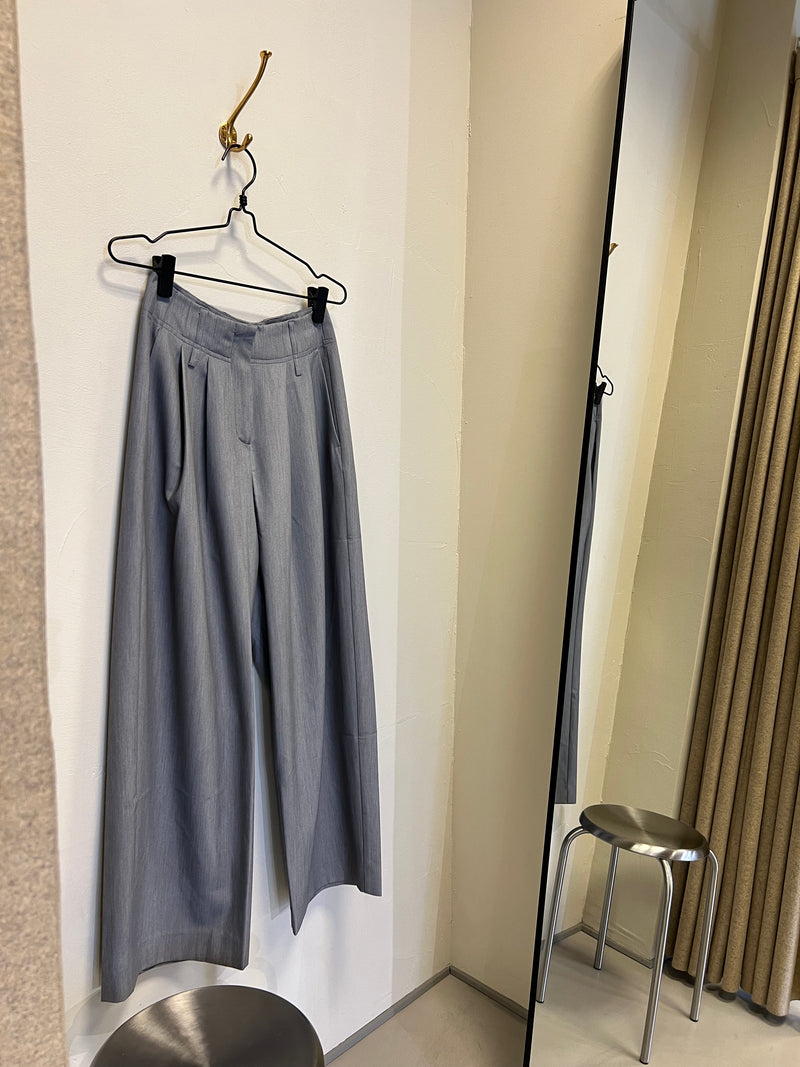 LouLou, Light Grey