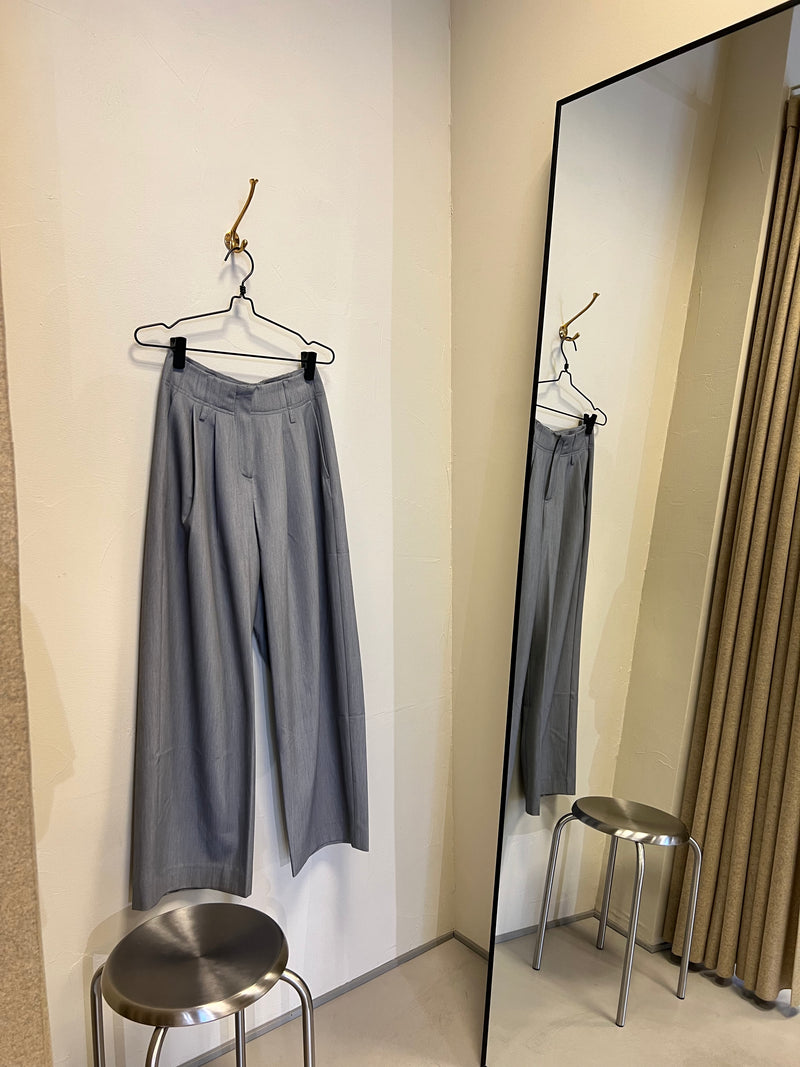 LouLou, Light Grey