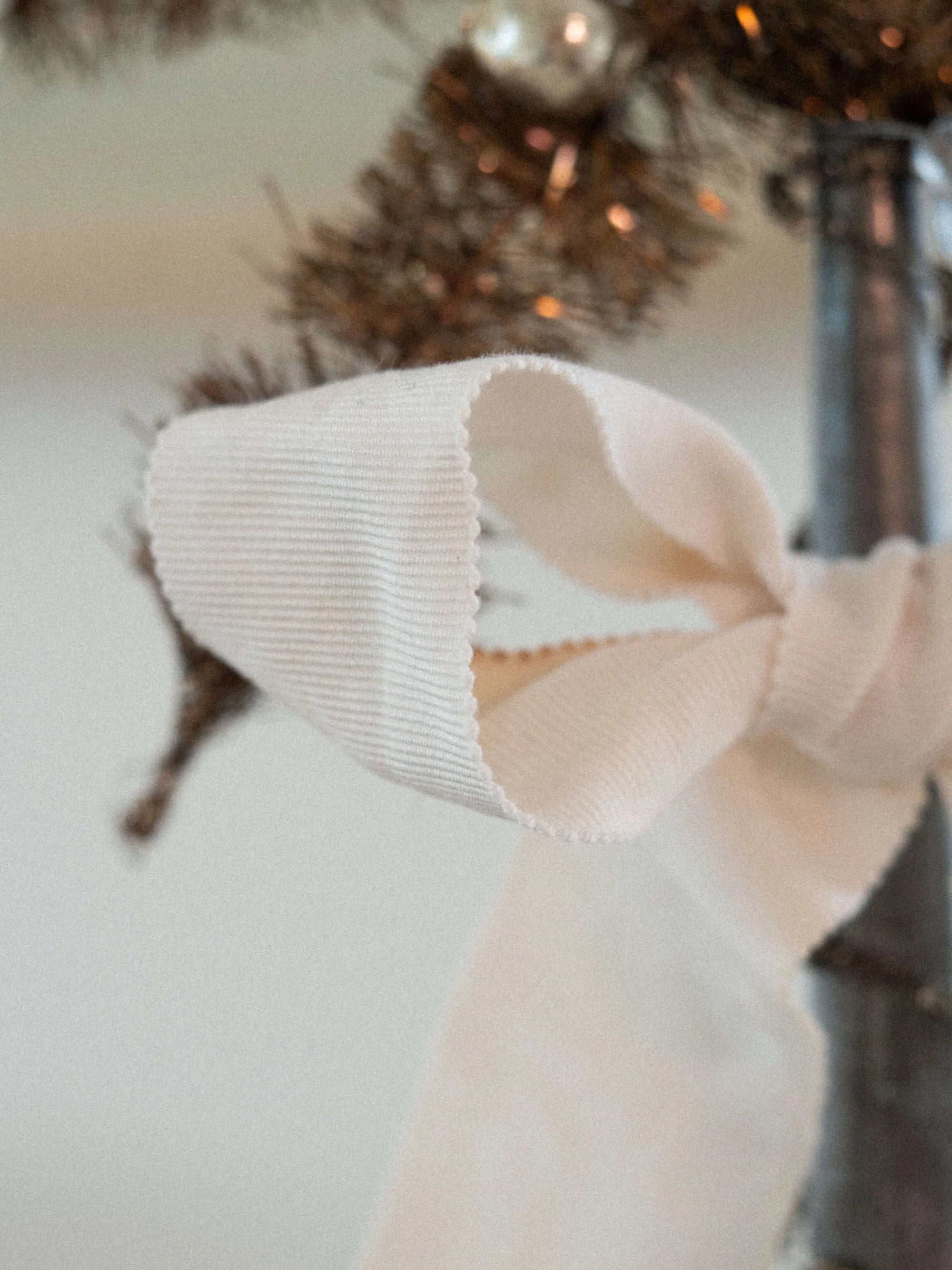 Ivory sløjfe af håndfarvet Grosgrain bånd