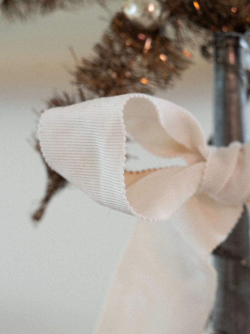 Ivory sløjfe af håndfarvet Grosgrain bånd