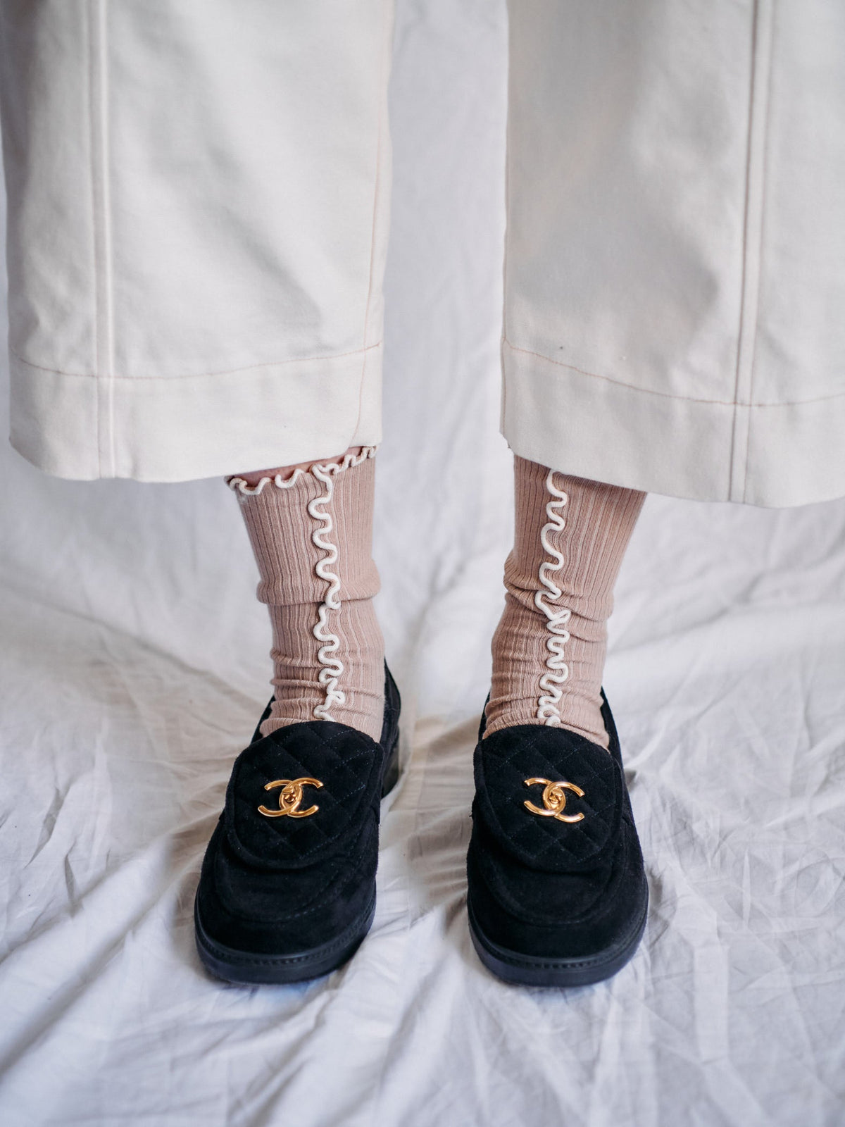 Kusama Socks camel på model