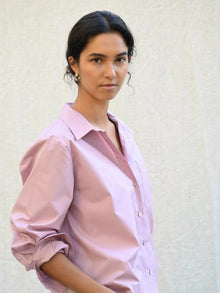 Rosa skjorte lyserosa på model