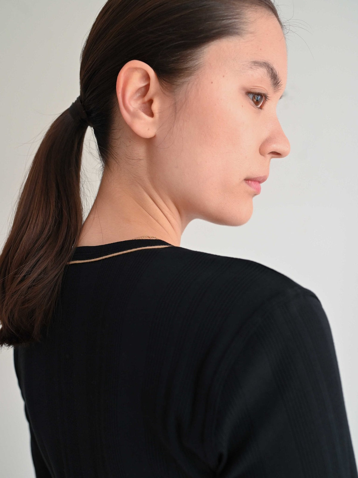 Waves LS Tee sort halsdetalje