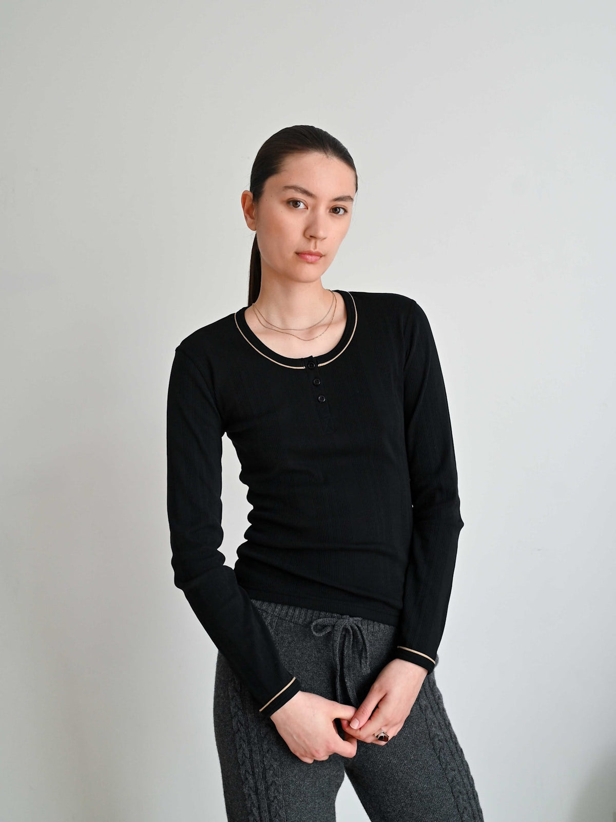 Waves LS Tee sort på model